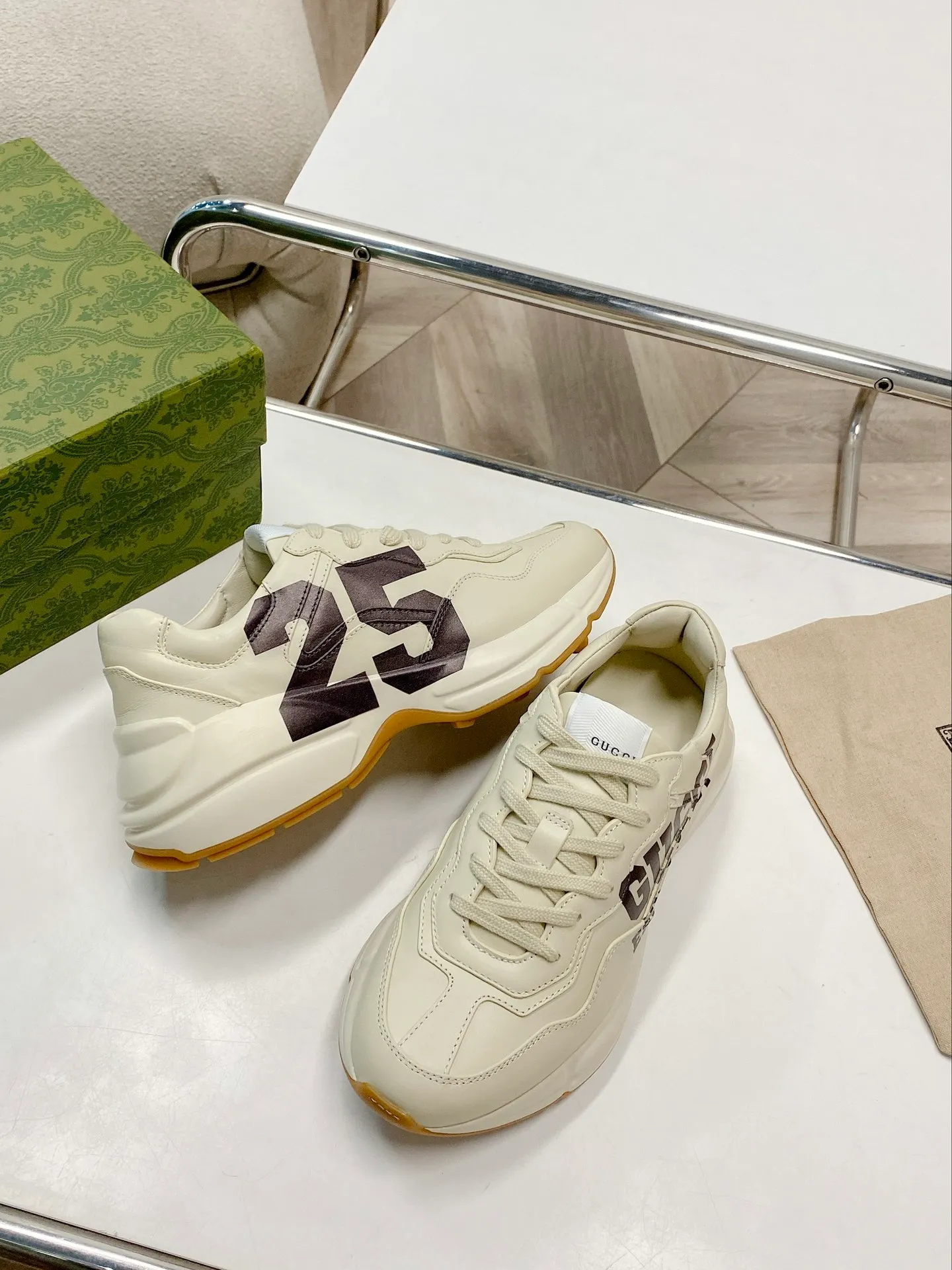 👟👟Ex-factory price👟👟Ex-factory price 480👟👟, upgraded version 2022 Gucci Gucci top version couples' dad shoes series is new! 🖤 ⚠GG couple’s dad shoes have been popular in recent years; new colors are updated constantly; Gucci has updated new colors in 2022, and our home and counters have new ones at the same time. This classic dad shoe has celebrities and Internet celebrities Anchors and others are sure to plant grass and call ❤ Classic fashion style, distressed leather surface, 5D drawing printing; mixed surface splicing colors, etc... Original customization (off-white eco-friendly cowhide, first layer of cowhide inside), original outsole... Shiny colorful drawings embellish the sides of the shoe body, old color rubbing, package production technology, 1:1 creation / only to make the best shoes. Size: Women’s 35-45